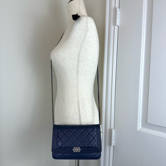🌺BEAUTIFUL CHANEL BOY WOC lambskin Leather Chanel WOC NAVY. CROSSBODY - Picture 11 of 12